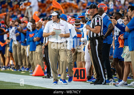 Orlando, Florida, USA. 24 August, 2019. Florida Gators Haupttrainer Dan Mullen während der ersten Hälfte der Camping Welt Kickoff zwischen Miami und Florida Gators im Camping Welt Stadion in Orlando, Fl. Romeo T Guzman/CSM Credit: Cal Sport Media/Alamy leben Nachrichten Stockfoto