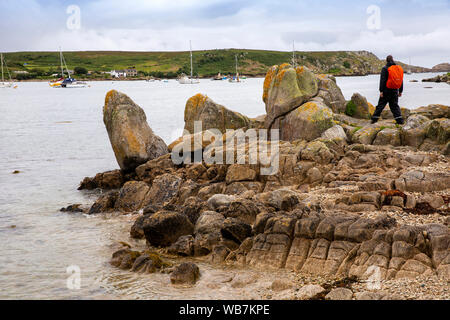 Großbritannien, England, Scilly Inseln, Tresco, neue Grimsby, Hafen, touristische auf Felsen mit Blick über zu Bryher Stockfoto