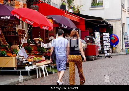 Paar, Mann und Frau, wandern vorbei an bunten, Outdoor, Markt für Obst und Gemüse zeigt, rue Mouffetard, Paris, Frankreich Stockfoto