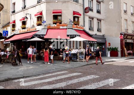 Die Menschen außerhalb der Rue Mouffetard Restaurants an einem sonnigen Tag im August, Paris, Frankreich Stockfoto