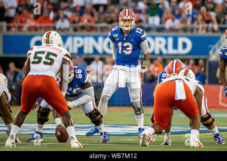 Orlando, Florida, USA. 24 August, 2019. Florida Gators quarterback Feleipe Franks (13) während der ersten Hälfte des Camping World Kickoff zwischen Miami und Florida Gators im Camping Welt Stadion in Orlando, Fl. Romeo T Guzman/CSM Credit: Cal Sport Media/Alamy leben Nachrichten Stockfoto