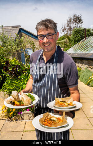 Großbritannien, England, Scilly Inseln, St Martin's, höhere Stadt, Polreath Guest House und Teestube, Inhaber Jason Poat Hier werden Mittagssnacks Kunden Stockfoto