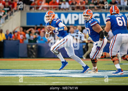 Orlando, Florida, USA. 24 August, 2019. Florida Gators quarterback Feleipe Franks (13) während der ersten Hälfte des Camping World Kickoff zwischen Miami und Florida Gators im Camping Welt Stadion in Orlando, Fl. Romeo T Guzman/CSM Credit: Cal Sport Media/Alamy leben Nachrichten Stockfoto