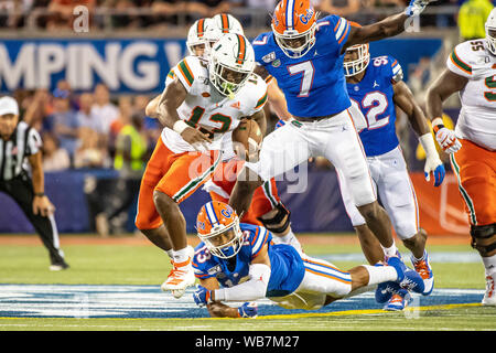 Orlando, Florida, USA. 24 August, 2019. Miami Hurricanes zurück laufen DeeJay Dallas (13) läuft mit dem Ball während der ersten Hälfte des Camping World Kickoff zwischen Miami und Florida Gators im Camping Welt Stadion in Orlando, Fl. Romeo T Guzman/CSM Credit: Cal Sport Media/Alamy leben Nachrichten Stockfoto