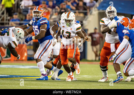 Orlando, Florida, USA. 24 August, 2019. Miami Hurricanes zurück laufen DeeJay Dallas (13) läuft mit dem Ball während der ersten Hälfte des Camping World Kickoff zwischen Miami und Florida Gators im Camping Welt Stadion in Orlando, Fl. Romeo T Guzman/CSM Credit: Cal Sport Media/Alamy leben Nachrichten Stockfoto