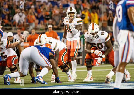 Orlando, Florida, USA. 24 August, 2019. Miami Hurrikane quarterback Jarren Williams (15) Während der ersten Hälfte der Camping Welt Kickoff zwischen Miami und Florida Gators im Camping Welt Stadion in Orlando, Fl. Romeo T Guzman/CSM Credit: Cal Sport Media/Alamy leben Nachrichten Stockfoto