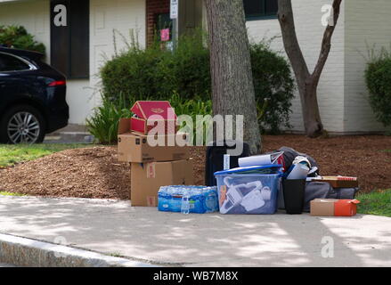 Storrs, CT USA. Aug 2019. Unbeaufsichtigte persönliche Gegenstände, Kleidung und andere Verbrauchsmaterialien warten in ein neues Studentenwohnheim bewegt zu werden. Stockfoto