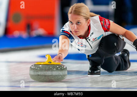 Raleigh, North Carolina, USA. 24 Aug, 2019. Team USA gewinnt Curling Nacht in Amerika Meisterschaft. CORY CHRISTENSEN der Vereinigten Staaten in Aktion gegen das Team Schottland Curling Nacht in Amerika im Raleigh Ice Plex. Eisstockschießen Nacht in Amerika empfohlene Mitglieder der Gold der US-Amerikanischen Olympischen Männer Medaille Team aus der olympischen Winterspiele 2018 in Südkorea, der US-Frauen Team, sowie Teams aus Italien, Japan, Kanada und Schottland, August 22-24, 2019. Credit: Timothy L. Hale/ZUMA Draht/Alamy leben Nachrichten Stockfoto