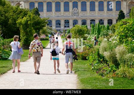 Familie auf Urlaub, Wandern in Richtung des Muséum National d'Histoire Naturelle im Jardin des Plantes, Spätsommer, Paris, Frankreich Stockfoto