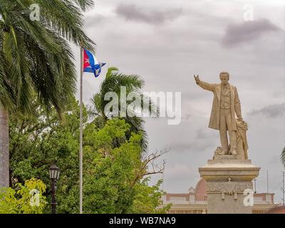 Havanna, Kuba - May 06, 2013: eine Totale der Bäume und der Nationalen Kubanischen Flagge in der Nähe der Statue von Jose Marti im Parque Central in Havanna, Kuba Stockfoto
