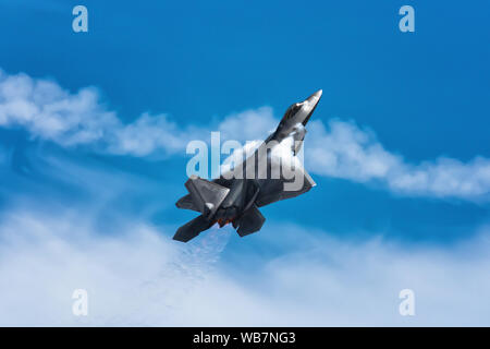 F-22 Raptor Luftüberlegenheit Manöver bei Travis Air Force Base demonstriert. Stockfoto