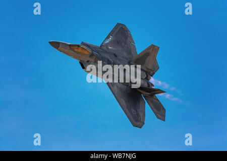 F-22 Raptor niedriger Höhe schnellen Manöver über Travis Air Force Base Stockfoto