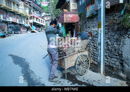 Shimla, Himachal Pradesh, Indien - 20. Juli 2019: Indische asiatische Müllmann Müll sammeln in den Müll. Konzept über die Umwelt conser Stockfoto