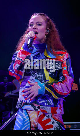 Jess Glynne führt während der großen Feastival bei Churchill Heide Bauernhof in Kingham, Chipping Norton. Stockfoto