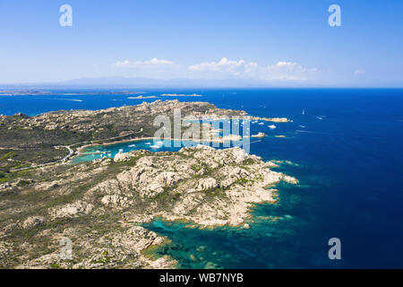 Ansicht von oben, atemberaubenden Blick auf die Inseln von La Maddalena auf Sardinien mit schönen Buchten und das türkisfarbene Meer. Maddalena Archipel, Sardinien. Stockfoto