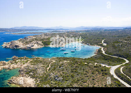 Ansicht von oben, atemberaubenden Blick auf die Inseln von La Maddalena Nationalpark mit einigen Inseln, die durch einen wunderschönen türkisen Meer umgeben. Stockfoto