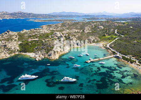 Ansicht von oben, atemberaubenden Blick auf die Inseln von La Maddalena auf Sardinien mit schönen Buchten und das türkisfarbene Meer. Maddalena Archipel, Sardinien. Stockfoto