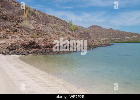 Ruhige und schöne BAHIA CONCEPCION oder Conception Bay, in der Baja California Sur. Natürliche Seestücke und Landschaften von Mexiko Stockfoto