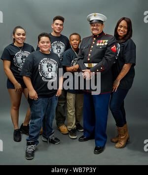 Ehemalige Marine Lance Corporal Manuel Valenzuela, Mitglied des Jumano Native American Tribe, mit Familienmitgliedern in Pueblo, Colorado fotografiert, bei einer Versammlung der nordamerikanischen Ureinwohner Stockfoto