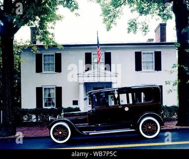 Der ehemalige Präsident Woodrow Wilson's Geburtshaus in Staunton, Virginia, mit seinen ursprünglichen Auto geparkt vorne Stockfoto