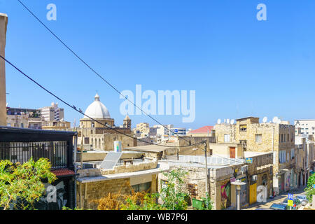 Haifa, Israel - 22. August 2019: Mischung der Maronitischen Kirche, und verschiedene Gebäude, in der Innenstadt von Haifa, Israel Stockfoto