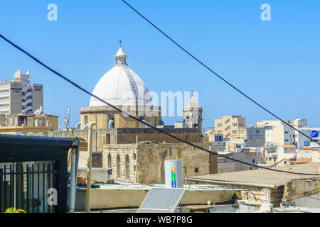 Haifa, Israel - 22. August 2019: Mischung der Maronitischen Kirche, und verschiedene Gebäude, in der Innenstadt von Haifa, Israel Stockfoto