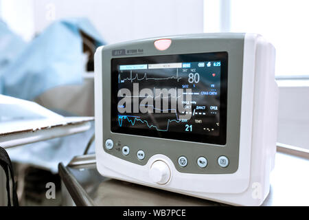 Pulsmesser im Krankenhaus Theater. Medizinische Vitalparameter-monitor Instrument in einem Krankenhaus auf anästhesie Chirurgie überwachen. Ekg-Monitor. medi Stockfoto