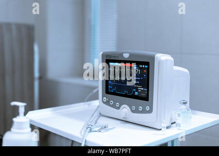 Pulsmesser im Krankenhaus Theater. Medizinische Vitalparameter-monitor Instrument in einem Krankenhaus auf anästhesie Chirurgie überwachen. Ekg-Monitor. medi Stockfoto