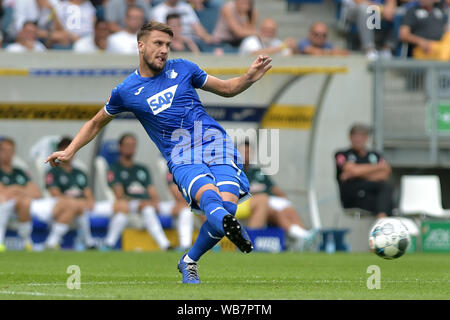 Sinsheim, Deutschland. 24 Aug, 2019. Sinsheim, Deutschland 24. August 2019 - 1.BL-19/20 - TSG Hoffenheim 1899 gegen Deutschland. Werder Bremen Ermin Bicakcic (Hoffenheim) handeln. Einzelnes Bild. mit Kugel | Verwendung der weltweiten Kredit: dpa/Alamy leben Nachrichten Stockfoto