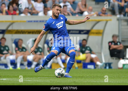 Sinsheim, Deutschland. 24 Aug, 2019. Sinsheim, Deutschland 24. August 2019 - 1.BL-19/20 - TSG Hoffenheim 1899 gegen Deutschland. Werder Bremen Ermin Bicakcic (Hoffenheim) handeln. Einzelnes Bild. mit Kugel | Verwendung der weltweiten Kredit: dpa/Alamy leben Nachrichten Stockfoto