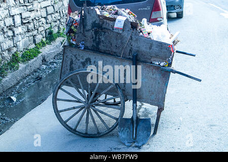 Shimla, Himachal Pradesh, Indien - 20. Juli 2019: Garbage Warenkorb auf Straße, Konzept über Umweltschutz und Ozean Umweltverschmutzung Stockfoto