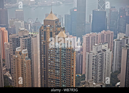 Hochhäuser in Central District als vom Victoria Peak auf ein DUNSTIGER Tag gesehen. Hongkong, China. Stockfoto