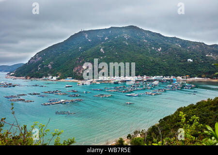 Blick auf den Fischfarmen und Restaurants im Sok Kwu Wan (Picnic Bay). Lamma Island, Hong Kong, China. Stockfoto