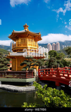 Pavillon der Absolute Perfektion und Wu Brücke in Nan Lian Garden, Chinesische klassische Garten. Diamond Hill, Kowloon, Hong Kong, China. Stockfoto