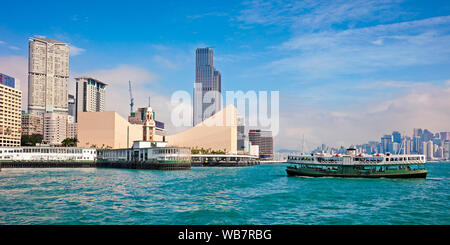 Star Fähre Richtung Star Ferry Pier auf der Kowloon Seite. Hongkong, China. Stockfoto