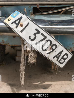 Altes Auto in Kieve, mit gebrochenen vorderen Nummernschild. Stockfoto