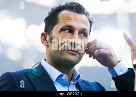 Gelsenkirchen, Deutschland. 24. August 2019. 1. BL-19/20-FC Schalke 04 gegen FC Bayern München Sport Direktor Hasan Salihamidzic (Bayern München/München) Portrait/Face//DFL-Bestimmungen verbieten die Verwendung der Bilder, Bildsequenzen und/oder quasi-Video. // | Verwendung der weltweiten Kredit: dpa Picture alliance/Alamy leben Nachrichten Stockfoto