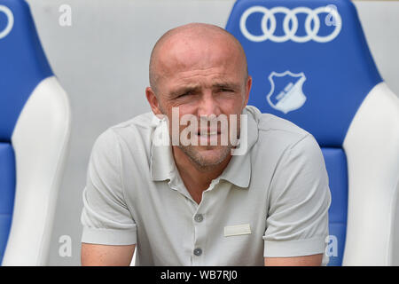 Sinsheim, Deutschland. 24 Aug, 2019. Sinsheim, Deutschland 24. August 2019 - 1.BL-19/20 - TSG Hoffenheim 1899 gegen Deutschland. Werder Bremen Alfred Schreuder Trainer Hoffenheim Portrait/Face | Verwendung der weltweiten Kredit: dpa/Alamy leben Nachrichten Stockfoto