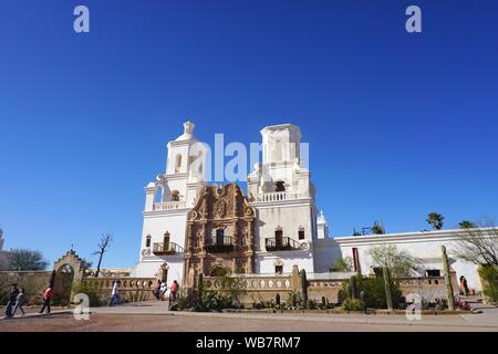 Die historische Mission von San Xavier ragt in einem krassen weißen Kontrast gegen einen klaren blauen Wüstenhimmel in der Nähe von Tucson Arizona vor Stockfoto