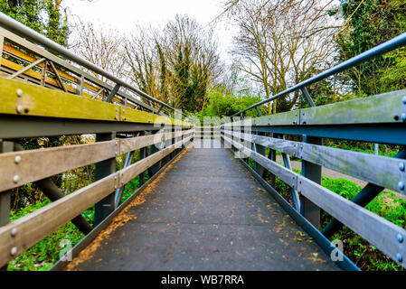 Fußgängerbrücke über die Autobahn am Abend england Großbritannien Stockfoto