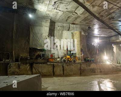 MASSA CARRARA, Italien - 23 AUGUST, 2019: Die meisten Steinbrüche, Tagebau, aber einige sind mit der U-Bahn. Hier ist in einer solchen. Stockfoto