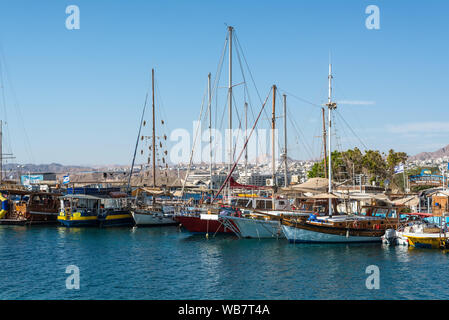 Eilat, Israel - 7 November, 2017: Blick auf die Boote und Segelyachten in der Bucht von Eilat, Israel. Stockfoto