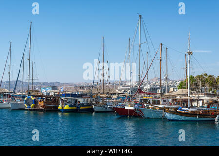 Eilat, Israel - 7 November, 2017: Blick auf die Boote und Segelyachten in der Bucht von Eilat, Israel. Stockfoto