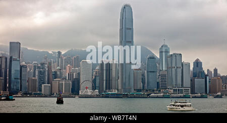 Panoramablick auf die berühmte Skyline von Hongkong an einem bewölkten Tag. Hongkong, China. Stockfoto