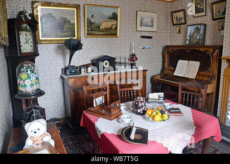 Viktorianischen Salon im Museum von Lincolnshire Leben, Lincoln, Lincolnshire, Großbritannien Stockfoto