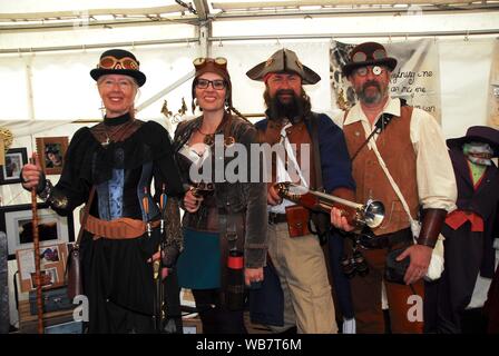 Steampunk ist eine Untergattung der 'Goth' Science Fiction und cosplay Kultur durch Dampf des Viktorianischen und industrielle Revolution powered Technik inspiriert. Stockfoto