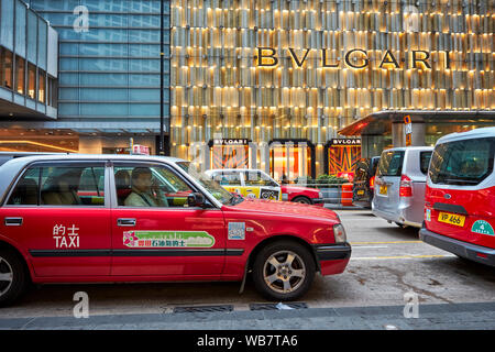 Rote Taxis auf der Straße im Zentrum. Hongkong, China. Stockfoto