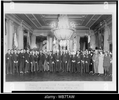 40 Teilnehmer aus Europäischen Ländern, die durch Waschen [ington] auf dem Weg der amerikanischen Legion in New Orleans teilnehmen wollen, werden im Weißen Haus von Präsident Harding Abstract/Medium unterhalten: 1 Fotoabzug. Stockfoto