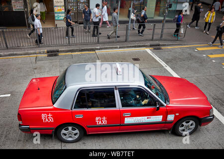 Rote Taxi auf Hennessy Road. Causeway Bay, Hong Kong, China. Stockfoto