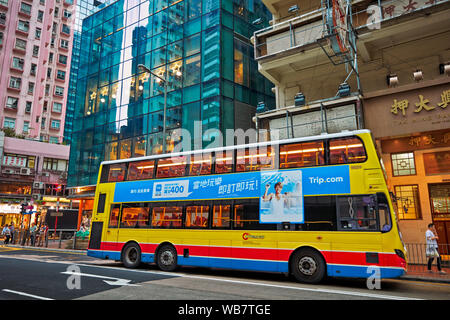 Gelbe Doppeldeckerbus auf Pennington Street. Causeway Bay, Hong Kong, China.